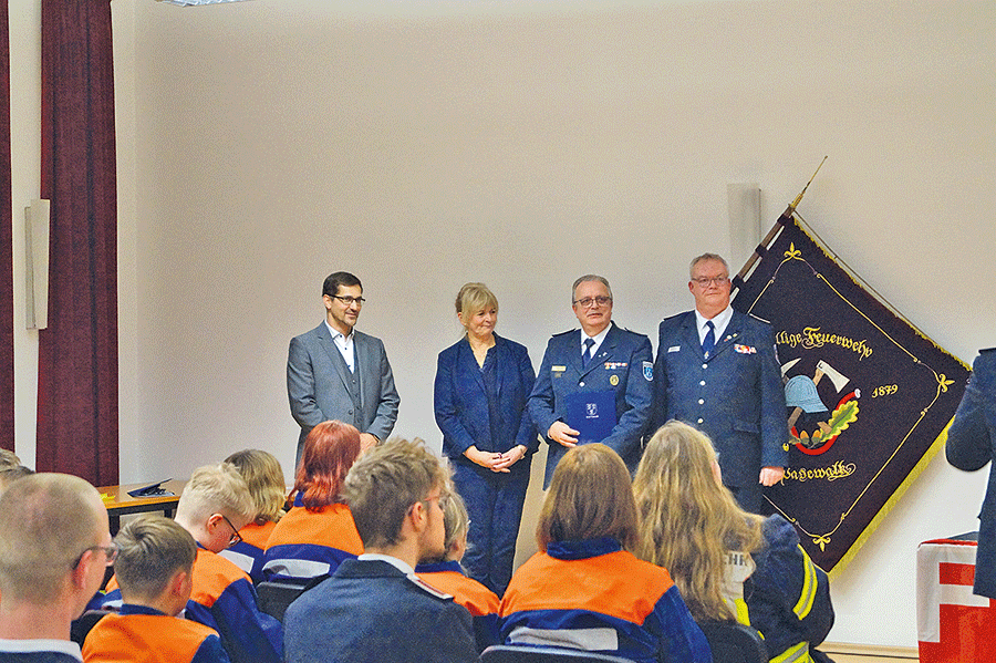 Die Kameraden Jürgen Templin und Sebastian Kube wurden zum Hauptbrandmeister befördert.